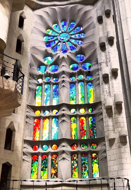 Stained glass window in Basílica de la Sagrada Família, Barcelona, España.